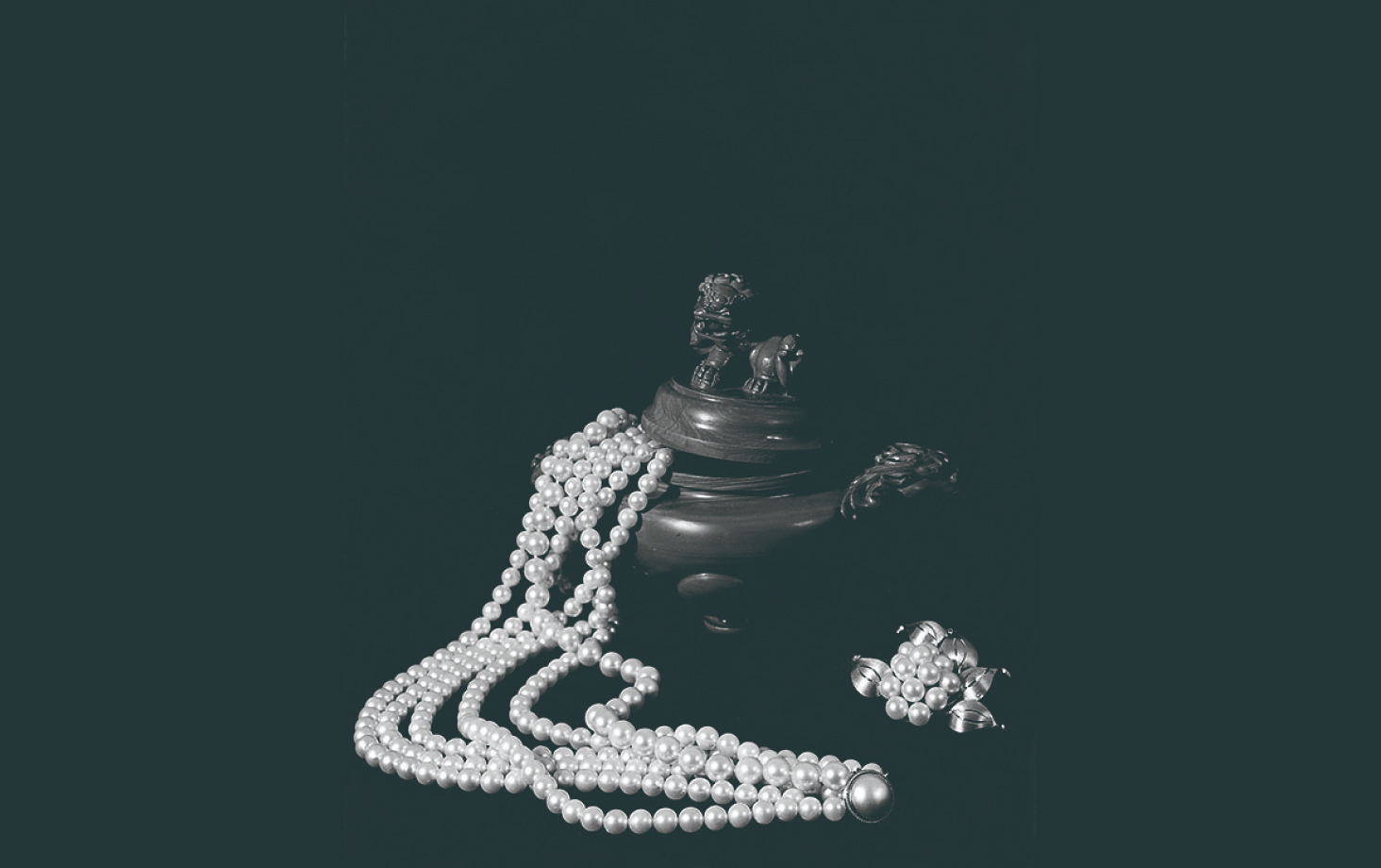 Natural stone ornaments and pearls, popular in the 1940s