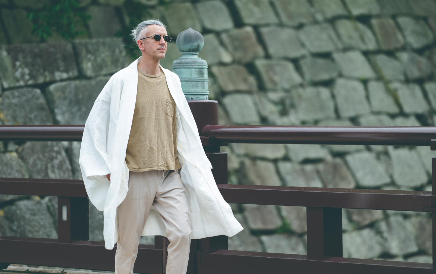 The haori comes in white, black, ivory, and khaki