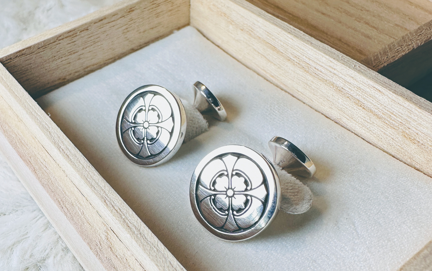 Family-crest cuff links (¥49,500)
