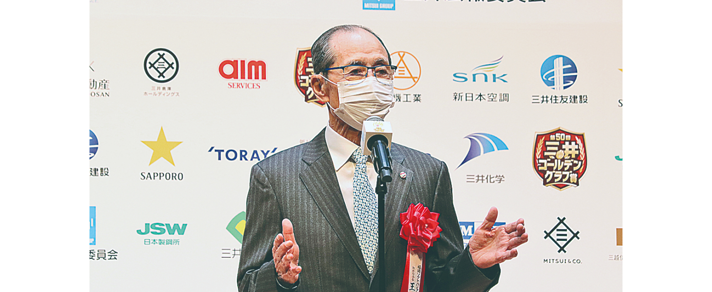 Oh Sadaharu gives a speech at the 50th awards ceremony. His career total of 868 home runs is a world record