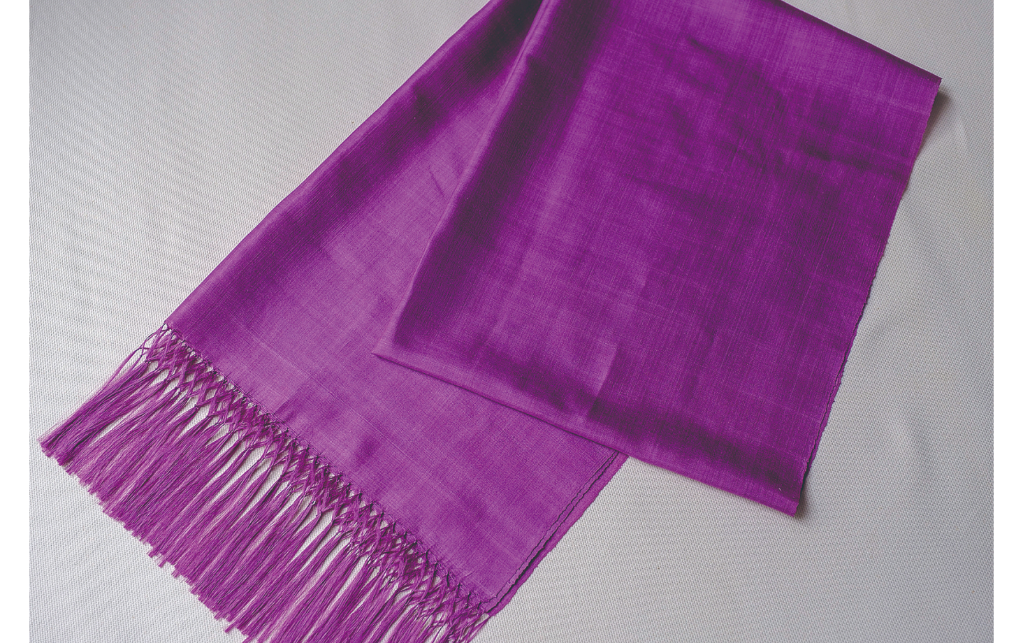 Discovered how to create a dye of “seashell-purple” - a color long thought to be unattainable - by using Japanese snails. In pursuit of the ideal color, he has even begun cultivating  Koishimaru silkworms, which produce exquisite and extremely fine silk threads.