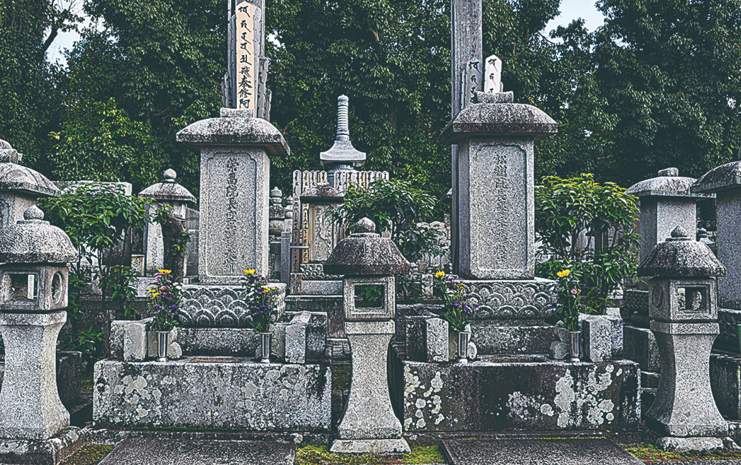 In his later years, Takatoshi moved from Matsusaka to Kyoto. The graves of Takatoshi, his wife, and generations of their successors are located at Shin'nyodo Temple in Kyoto's Sakyo Ward, along with a memorial tower engraved with the posthumous names of 2,321 Echigoya employees