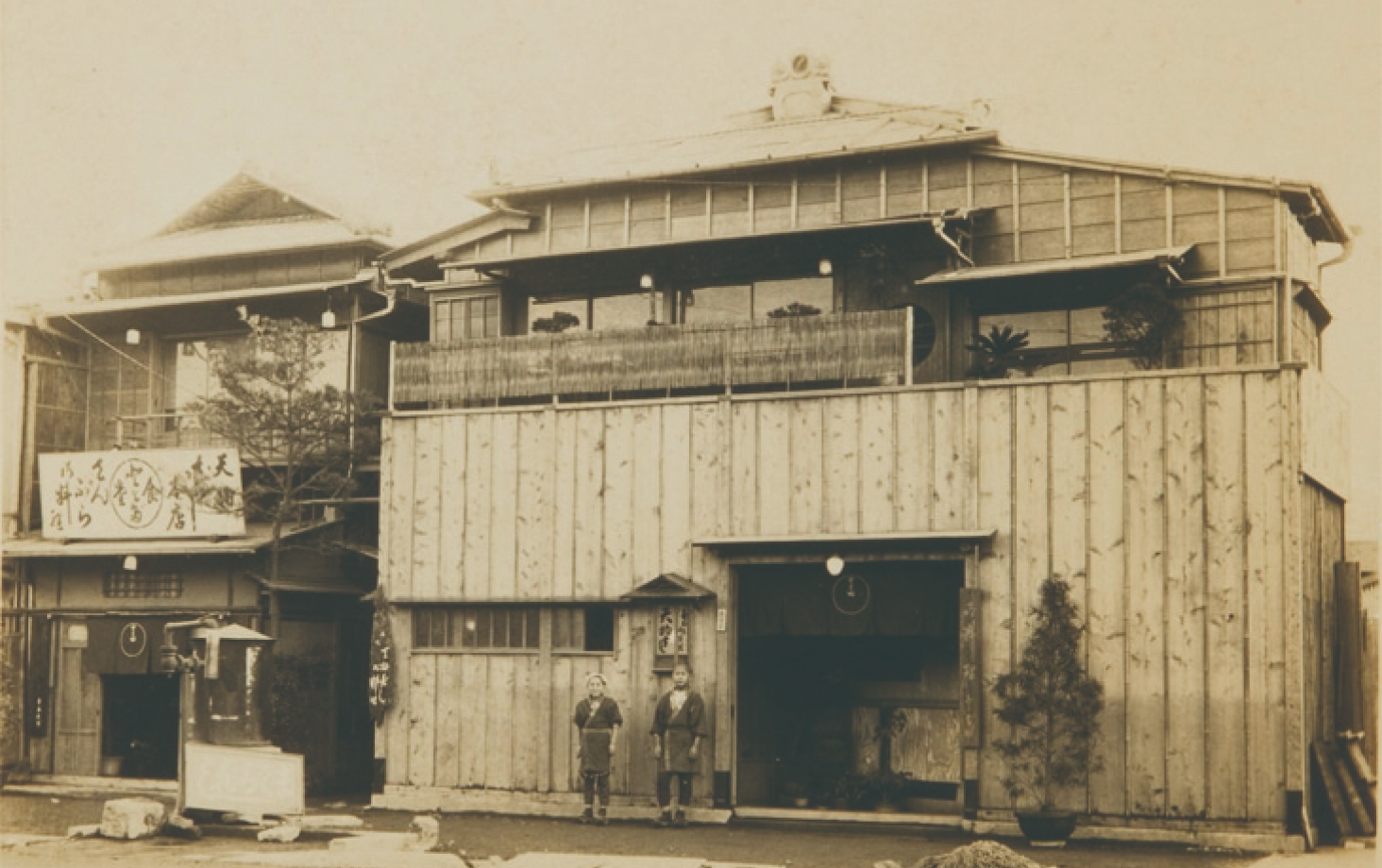 The newly renovated restaurants in 1872 — sushi shop on the left, restaurant on the right. These structures remained until their destruction in the Great Kanto Earthquake of 1923