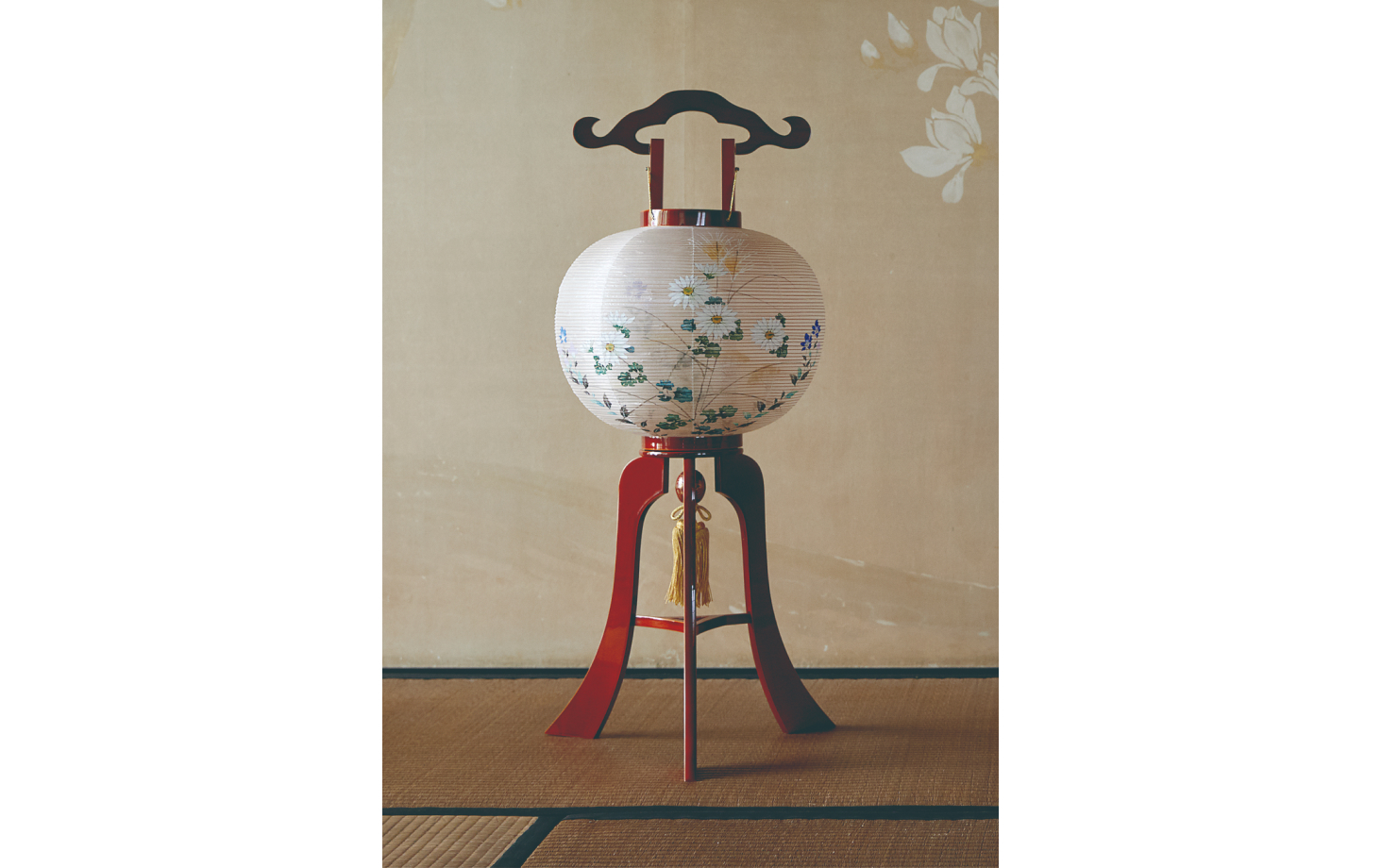 A traditional Gifu lantern, featuring beautiful hand-painting and a shunkei-nuri