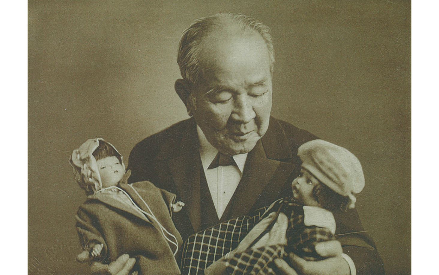 1927年 渋沢と人形