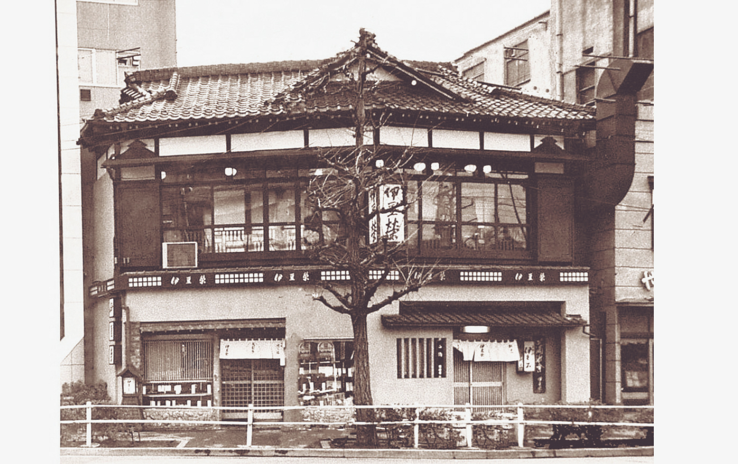 Izuei Honten, a two-story wooden building, photographed in the Showa era